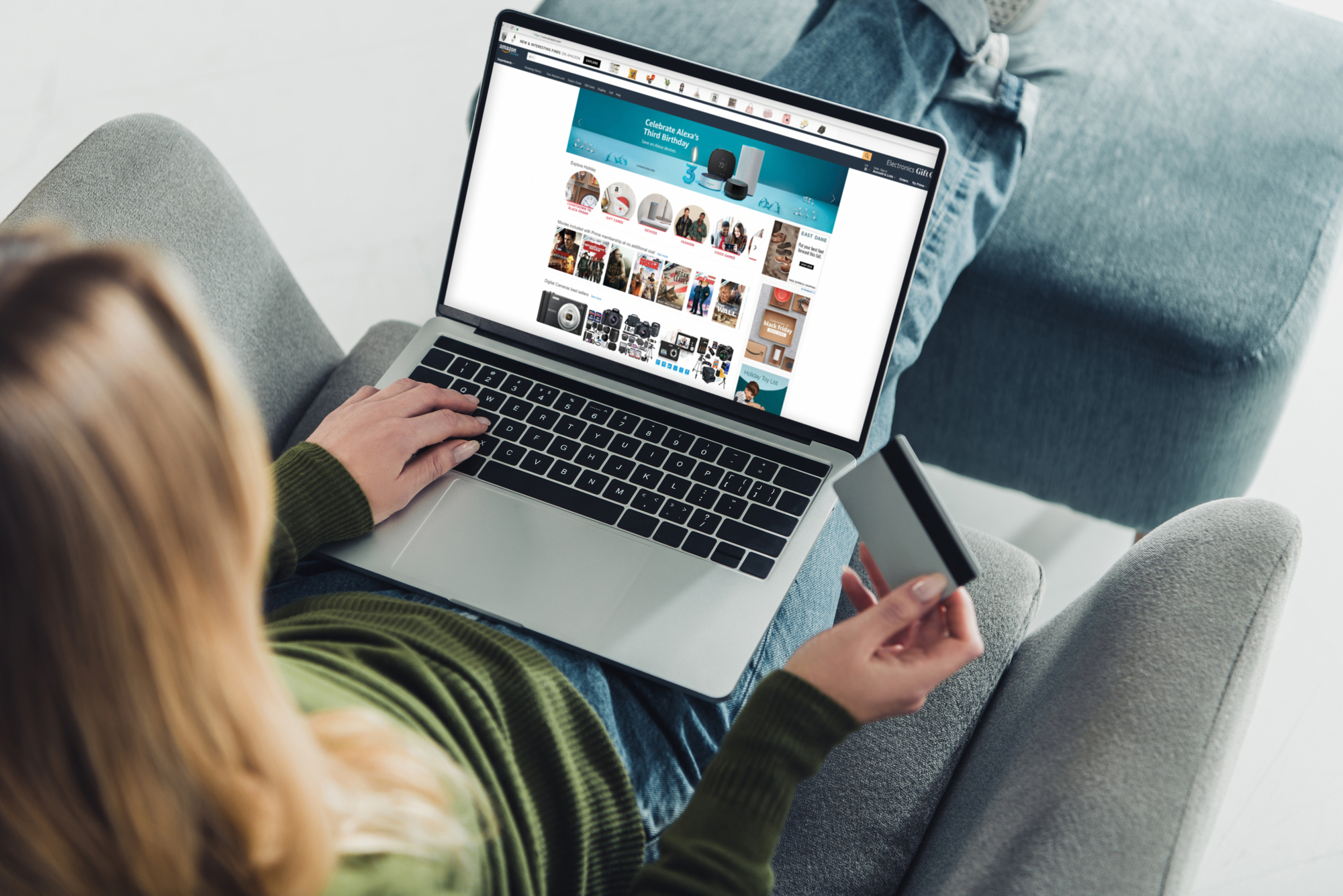 Жінка обирає товари на маркетплейсі Amazon