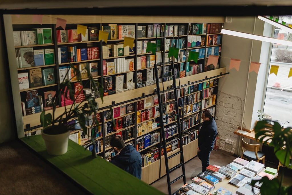 Книгарня з книжковими полицями