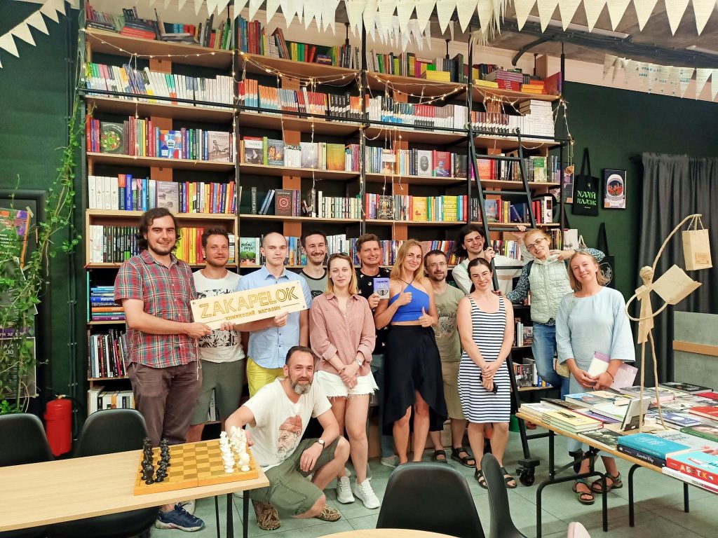 Люди у книгарні